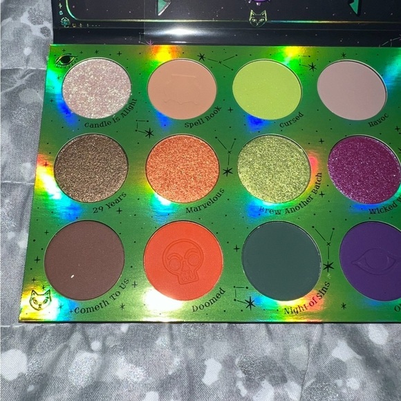 Disney HOCUS POCUS 2 ALL HALLOWS EVE PRESSED POWDER PALETTE NIB - Picture 2 of 5